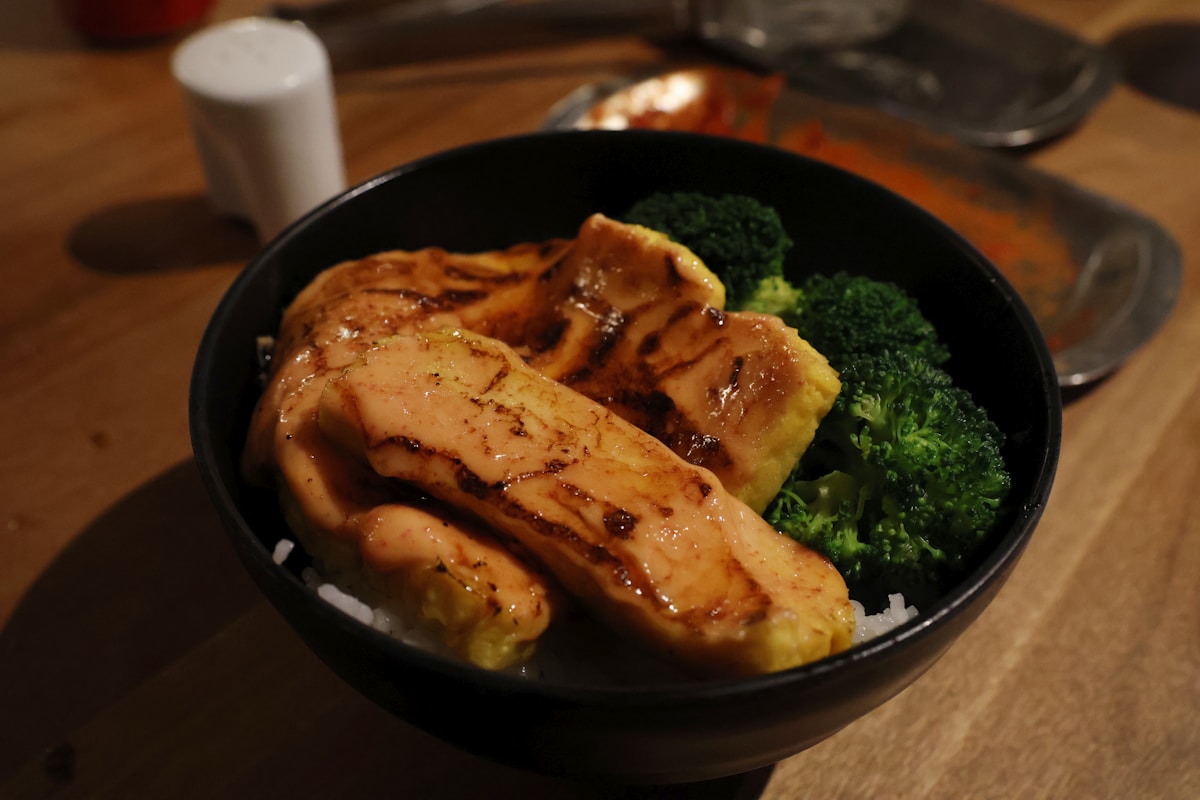 Grilled chicken with rice and broccoli — example meal scan